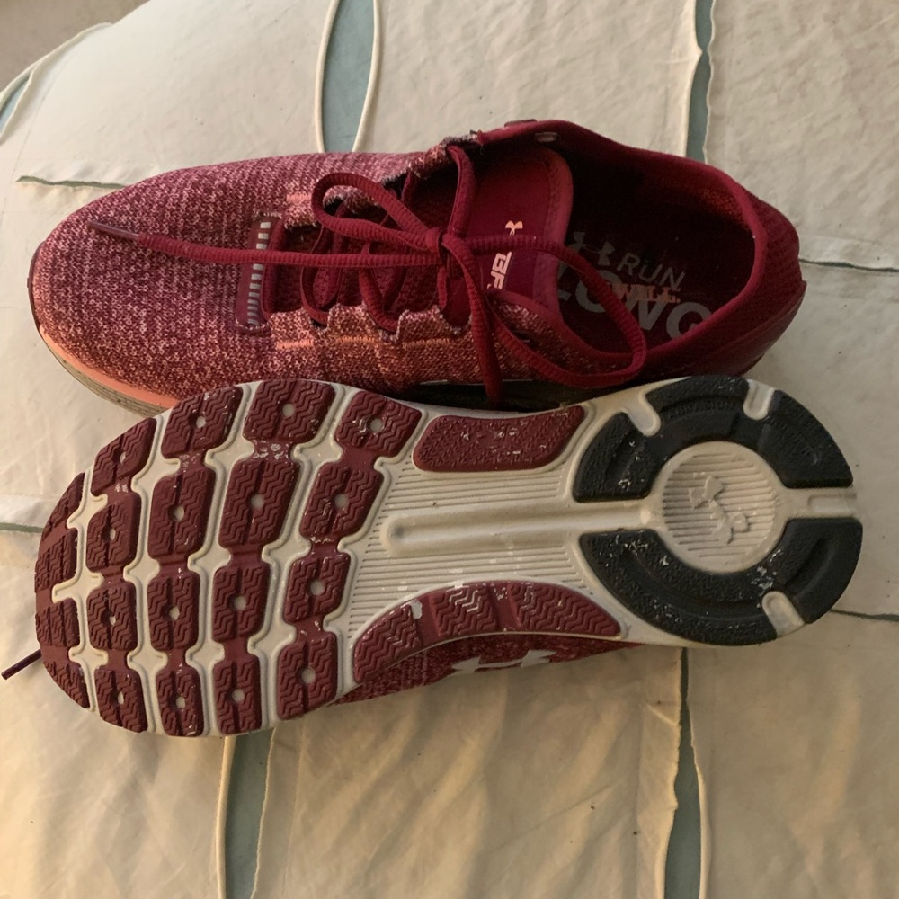 USED BUT NOT ABUSED UNDER ARMOUR TENNIS SHOES SIZE 9.